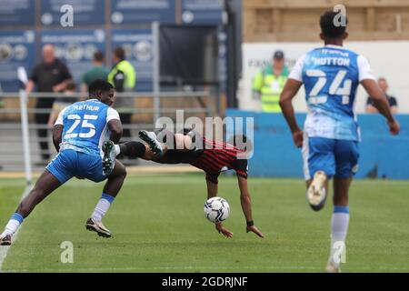 BARROW A FURNESS, REGNO UNITO. 14 AGOSTO, i festus Arthurroks di Barrow scendono il Tyler Burey di Hartlepool United durante la partita di Sky Bet League 2 tra Barrow e Hartlepool Uniti a Holker Street, Barrow-in-Furness sabato 14 agosto 2021. (Credit: Mark Fletcher | MI News) Credit: MI News & Sport /Alamy Live News Foto Stock