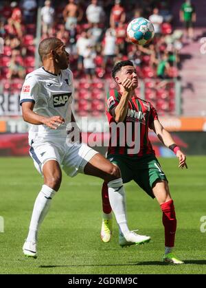 Augusta, Germania. 14 agosto 2021. Ruben Vargas (R) di Augusta vies con Kevin Akpoguma di Hoffenheim durante una partita tedesca della Bundesliga tra il FC Augusta e la TSG 1899 Hoffenheim ad Augusta, Germania, 14 agosto 2021. Credit: Philippe Ruiz/Xinhua/Alamy Live News Foto Stock