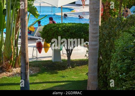 Vista tipica della zona verde intorno agli hotel dell'area turistica di ​​Sharm El Sheikh in Egitto. Foto Stock