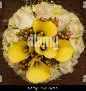 Bouquet di gigli e rose gialle Foto Stock