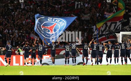Parigi, Francia. 14 agosto 2021. I giocatori di Parigi Saint-Germain salutano i tifosi dopo la loro partita di calcio francese Ligue 1 contro Strasburgo a Parigi, Francia, 14 agosto 2021. Credit: Gao Jing/Xinhua/Alamy Live News