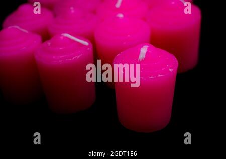 Candele rosa su sfondo nero Foto Stock