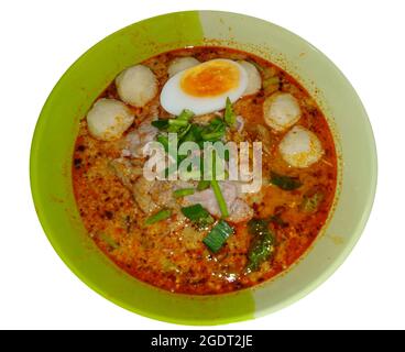 Tom Yum Noodles, un cibo popolare in Thailandia che è ampiamente venduto e nel cibo di strada. Foto Stock