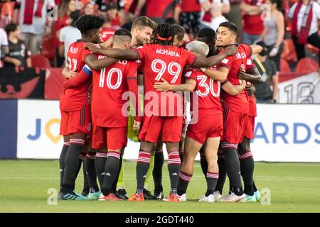 Toronto, Ontario, Canada. 14 agosto 2021. Toronto FC giocatori huddle prima del gioco MLS tra Toronto FC e New England Revolution al BMO Field di Toronto (immagine di credito: © Angel Marchini/ZUMA Press Wire) Credit: ZUMA Press, Inc./Alamy Live News Foto Stock