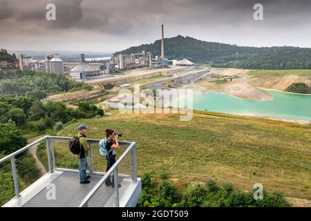 Paesi Bassi, Maastricht. Sint Pietersberg. Monte San Pietro. Ex cementificio e cava chiamato ENCI. Acqua blu a causa della lavorazione della pietra arenaria. No Foto Stock