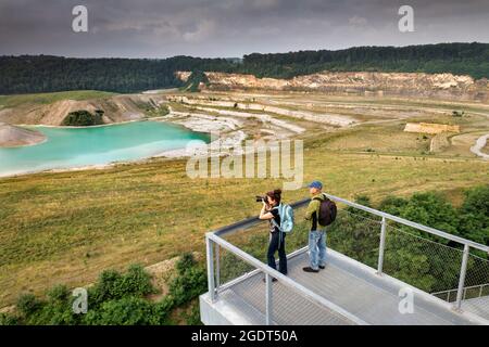 Paesi Bassi, Maastricht. Sint Pietersberg. Monte San Pietro. Ex cementificio e cava chiamato ENCI. Acqua blu a causa della lavorazione della pietra arenaria. No Foto Stock