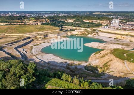 Paesi Bassi, Maastricht. Sint Pietersberg. Monte San Pietro. Ex cementificio e cava chiamato ENCI. Acqua blu a causa della lavorazione della pietra arenaria. No Foto Stock
