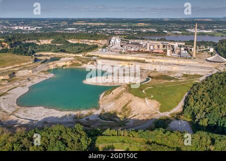 Paesi Bassi, Maastricht. Sint Pietersberg. Monte San Pietro. Ex cementificio e cava chiamato ENCI. Acqua blu a causa della lavorazione della pietra arenaria. No Foto Stock