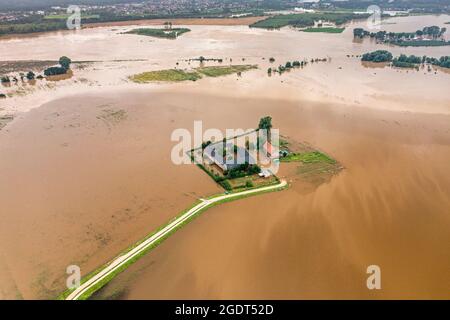 Paesi Bassi, Itteren. Fattoria allagata e terreno agricolo a causa delle inondazioni del fiume Maas. Antenna. Sala per il progetto del fiume. Progetto Ruimte voor de Rivier. Foto Stock