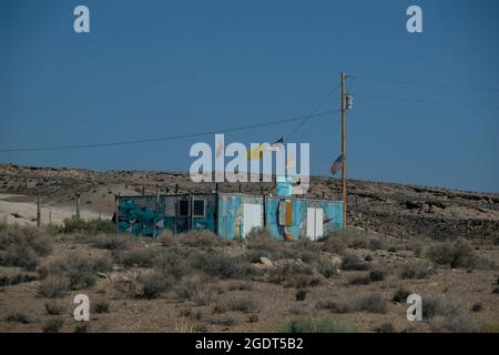 9 agosto 2021, prenotazione Navajo, Arizona, U.S: La prenotazione Navaho nel nord . Gioielleria Navajo realizzata a mano lungo l'autostrada. (Credit Image: © Christopher Brown/ZUMA Press Wire) Foto Stock