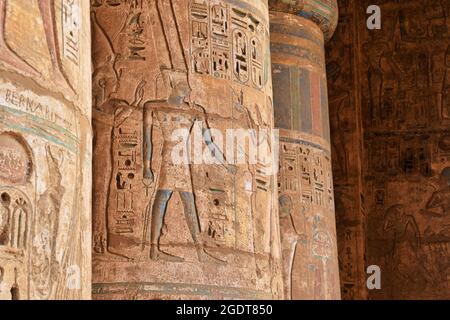 Sculture geroglifice nei templi egizi Foto Stock