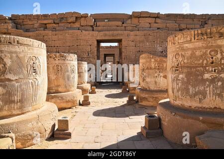 Sculture geroglifice su pilastri nell'antico tempio egiziano di Medinat Habu a Luxor, Egitto Foto Stock