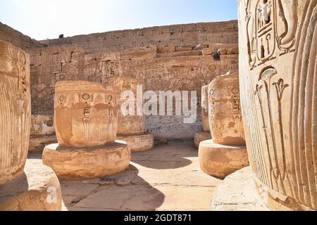 Sculture geroglifice su pilastri nell'antico tempio egiziano di Medinat Habu a Luxor, Egitto Foto Stock