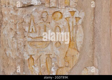 Sculture geroglifice nei templi egizi Foto Stock