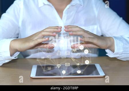 Tablet con due mani e un dito touch con il concetto fantasioso di navigazione in Internet e l'utilizzo della tecnologia Internet. Foto Stock
