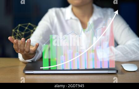 Donna d'affari che diffonde la sua mano Mostra la tua immaginazione per scoprire nuove innovazioni con un grafico concettuale della crescita aziendale. Stabilità finanziaria Ana Foto Stock