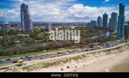 Surfers Paradise, New South Wales Australia - 28 febbraio 2021: Vista aerea sulla spiaggia e il fiume Nerang sulla Gold Coast Queensland Australia Foto Stock