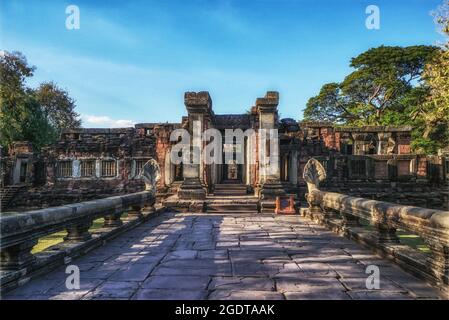 Vista del Parco storico di Phimai (Prasat Hin Phimai) in Thailandia con cielo blu Foto Stock