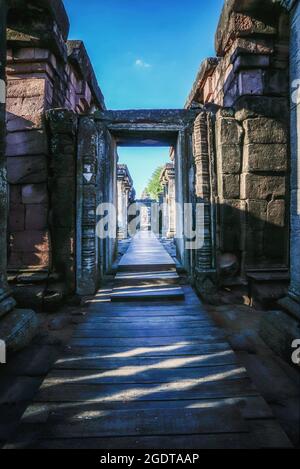 Vista del Parco storico di Phimai (Prasat Hin Phimai) in Thailandia con cielo blu Foto Stock