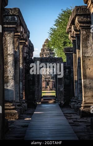Vista del Parco storico di Phimai (Prasat Hin Phimai) in Thailandia con cielo blu Foto Stock