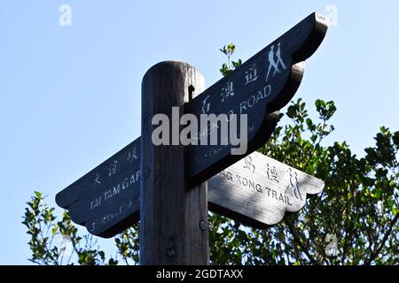 Il cartello in legno mostra il percorso del percorso escursionistico Dragons Back a Hong Kong, Asia, Cina Foto Stock