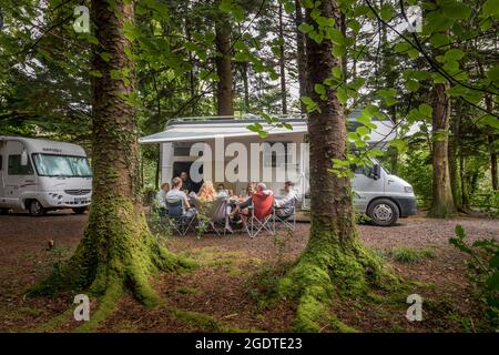 Glengarriff, Cork, Irlanda. 14 agosto 2021. Un gruppo di amici della Co. Clare si riuniscono per una prima colazione di mattina sotto un baldacchino di alberi alti nel parco nazionale di Glengarriff, Co. Cork, Irlanda. - immagine; David Creedon / Alamy Live News Foto Stock