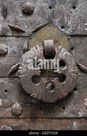 Ornamenti di una vecchia porta in metallo Mamluk decorata con rilievi a forma di semi d'orzo in via King Faisal nel quartiere musulmano nella vecchia città di Gerusalemme Est Israele Foto Stock