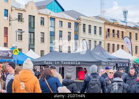 Weekend di shopping e turisti che si godono i mercati Salamanca a Hobart, Tasmania, Australia nel maggio 2021 prima della variante Delta del Covid-19 è emerso Foto Stock