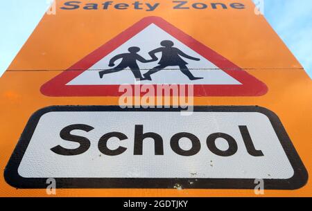 File foto datata 03/01/21 di una visione generale di un segno di zona di sicurezza scolastica. I rivenditori britannici si stanno preparando per una forte stagione di shopping back-to-School nelle prossime settimane, come suggerisce la ricerca 'brick and mortar browsing' riacquista slancio. Data di emissione: Domenica 15 agosto 2021. Foto Stock
