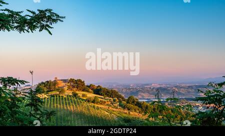 Tramonto nei campi marchigiani dal villaggio di Acquaviva Picena Foto Stock