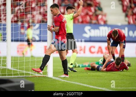 Pamplona, Spagna. 12 agosto 2021. Chimy Avila (avanti; CA Osasuna) in azione durante il calcio spagnolo di la Liga Santander, partita tra CA Osasuna e RCD Español allo stadio Sadar.(Punteggio finale; CA Osasuna 0:0 RCD Español) (Foto di Fernando Pidal/SOPA Images/Sipa USA) Credit: Sipa USA/Alamy Live News Foto Stock