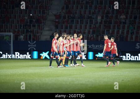 Pamplona, Spagna. 12 agosto 2021. CA Osasuna giocatori in azione durante il calcio spagnolo di la Liga Santander, partita tra CA Osasuna e RCD Español allo stadio Sadar.(Punteggio finale; CA Osasuna 0:0 RCD Español) Credit: SOPA Images Limited/Alamy Live News Foto Stock