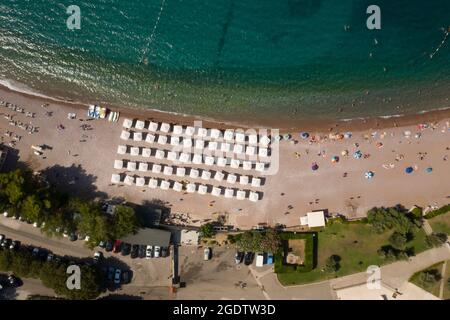 Vista aerea sulla spiaggia di Sveti Stefan inslet in Montenegro Foto Stock