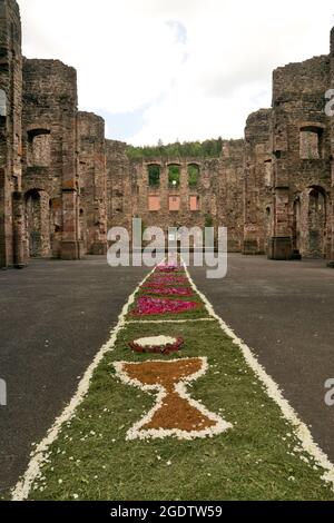 Frauenalb, Germania: Rovine del monastero con decorazioni floreali per la festa della processione del Corpus Christi Foto Stock