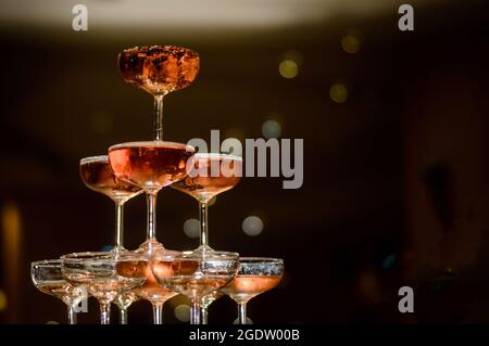 piccola torre di bicchiere di champagne nella festa di ricevimento di nozze Foto Stock