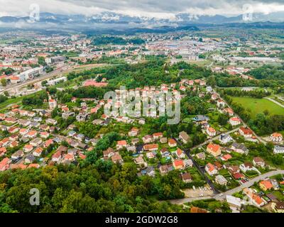 Celje città in Slovenia terza città più grande. Vista aerea del drone. Foto Stock