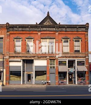 Negozi con chiusura sulla Main Street, Colfax, Washington state, USA, che illustrano il declino urbano di una piccola città Foto Stock