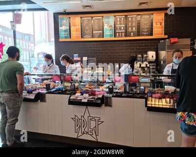 Exeter, UK - Agosto 2021: I lavoratori indossano una maschera presso una filiale di Pret A Manger a Exeter, a causa della pandemia del virus Corona Foto Stock