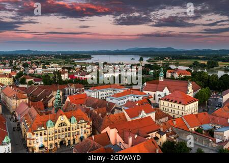 Paesaggio urbano della città più antica di Ptuj in Slovenia al tramonto. Foto Stock
