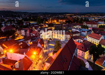 Tetto rosso nella città più antica di Ptuj in Slovenia al tramonto. Vista aerea. Foto Stock