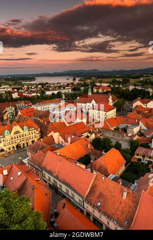 Paesaggio urbano della città più antica di Ptuj in Slovenia al tramonto. Foto Stock