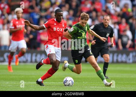 NOTTINGHAM, Regno Unito, 14 AGOSTO Jordi Osei-Tutu di Nottingham Forest si batte per la palla con David Brooks di AFC Bournemouth durante la partita del campionato Sky Bet tra Nottingham Forest e Bournemouth al City Ground di Nottingham sabato 14 agosto 2021. (Credit: Jon Hobley | MI News) Foto Stock