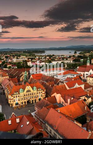 Tetto rosso nella città più antica di Ptuj in Slovenia al tramonto. Vista aerea. Foto Stock