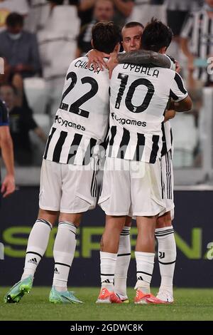 Federico Bernardeschi della Juventus FC (C) festeggia con Federico Chiesa e Paulo Dybala dopo aver segnato il traguardo del 2-0 durante la partita di calcio pre-stagione tra Juventus FC e Atalanta BC allo stadio Allianz di Torino (Italia), 14 agosto 2021. Foto Federico Tardito / Insifefoto Foto Stock