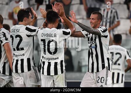 Federico Bernardeschi della Juventus FC (R) festeggia con Federico Chiesa e Paulo Dybala dopo aver segnato il traguardo del 2-0 durante la partita di calcio pre-stagione tra Juventus FC e Atalanta BC allo stadio Allianz di Torino (Italia), 14 agosto 2021. Foto Federico Tardito / Insifefoto Foto Stock