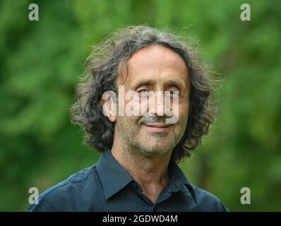 Neuhardenberg, Germania. 13 Agosto 2021. Luciano Biondini, fisarmonicista jazz italiano, ha fotografato prima di un concerto per il programma estivo di Schloss Neuhardenberg. Credit: Patrick Pleul/dpa-Zentralbild/ZB/dpa/Alamy Live News Foto Stock