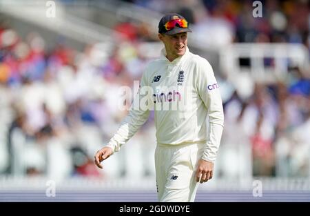 Joe Root, in Inghilterra, guarda al quarto giorno della seconda partita di test a Lord's, Londra. Data immagine: Domenica 15 agosto 2021. Foto Stock