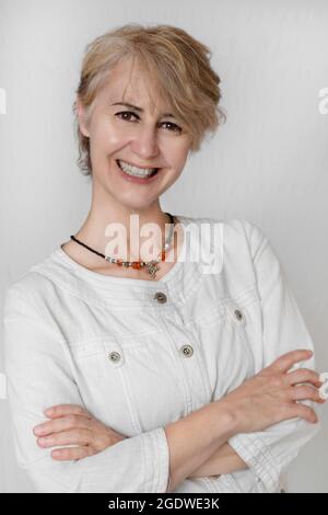 ritratto di una donna sorridente di 50 anni in primo piano Foto Stock