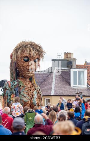 North Berwick, East Lothian, Regno Unito. 15 agosto 2021. Torreggiante a 10 m di altezza Storm a piedi per la prima volta al Fringe dal mare festivo in Nord Berwick credito: Richard Newton/Alamy Live News Foto Stock