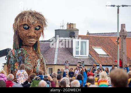 North Berwick, East Lothian, Regno Unito. 15 agosto 2021. Torreggiante a 10 m di altezza Storm a piedi per la prima volta al Fringe dal mare festivo in Nord Berwick credito: Richard Newton/Alamy Live News Foto Stock